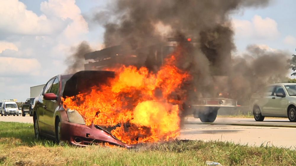 Pregnant woman, man escape burning car on I-12